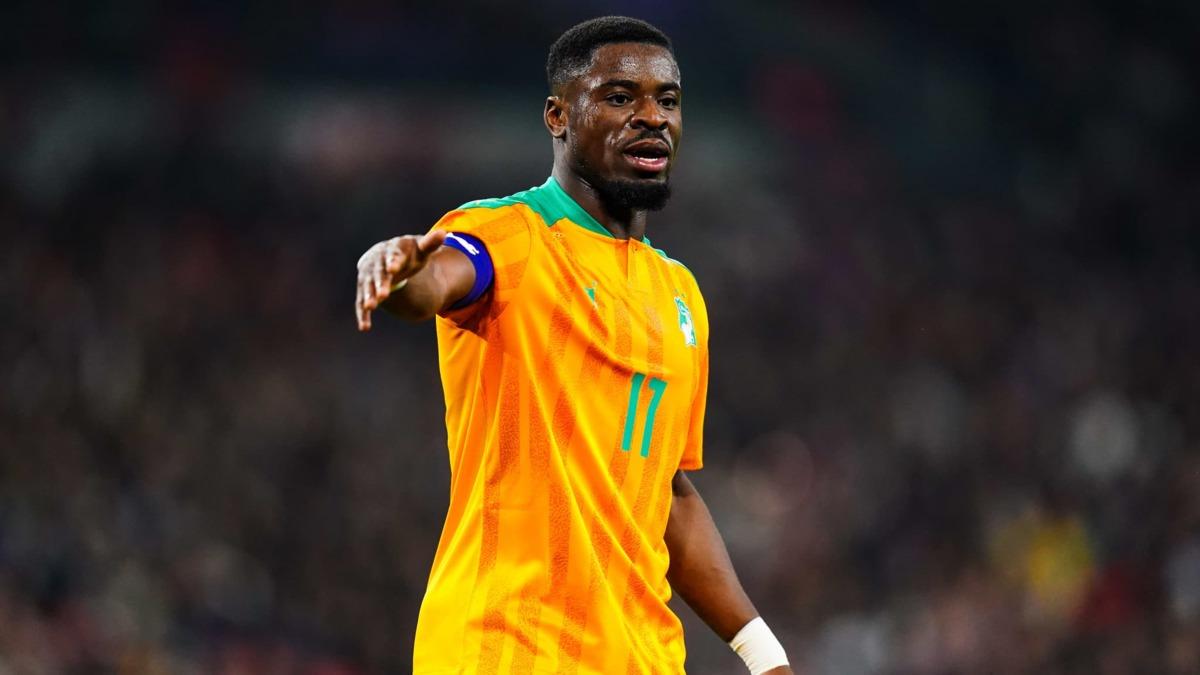 Serge Aurier signe Persepolis FC